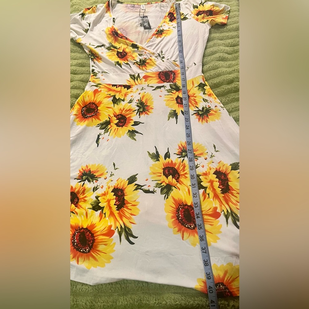 DB Noon Sunflower Floral Faux White Wrap Knee Length Dress NWT M - Picture 12 of 13